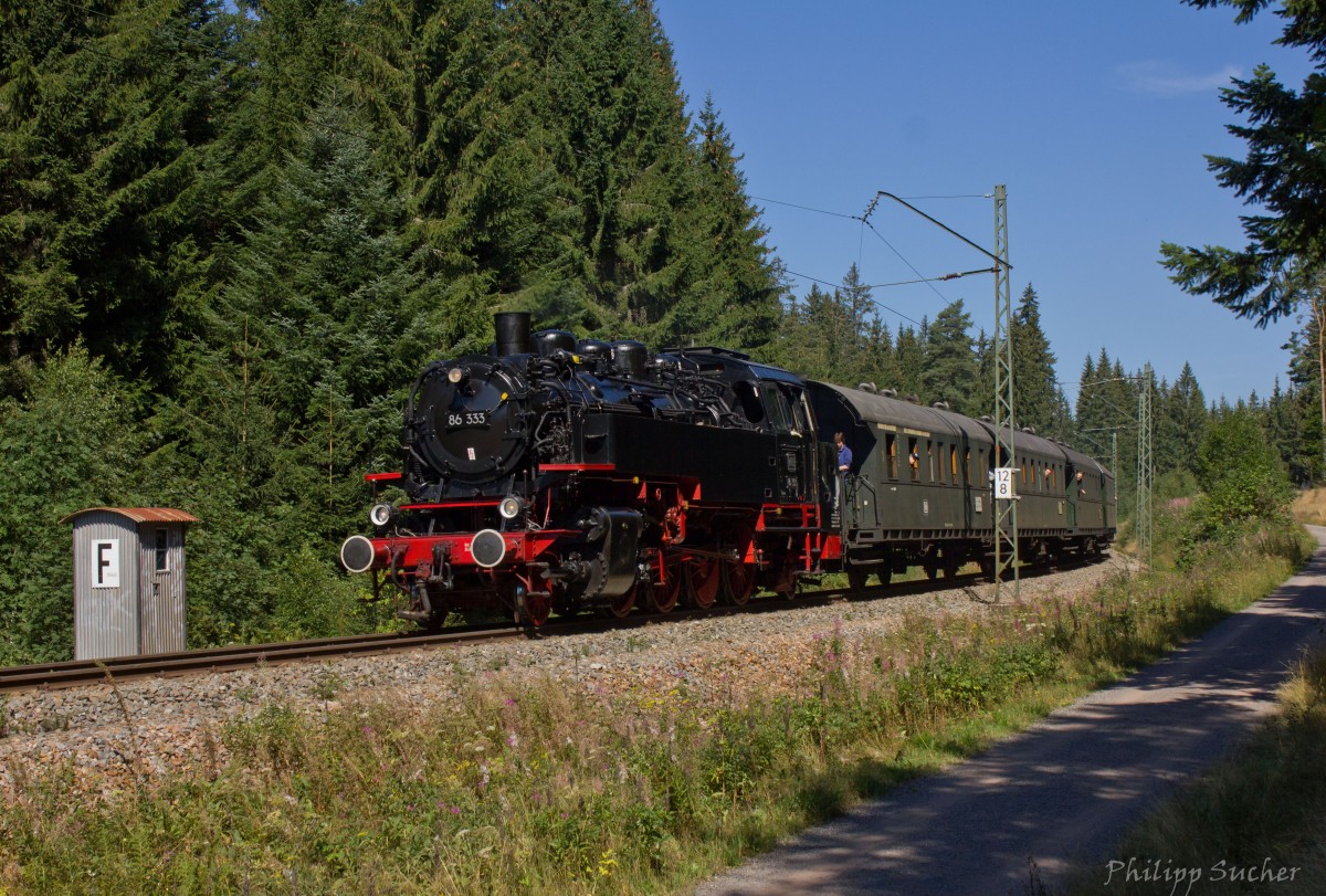 Mit einem stilreinen Donnerbüchsen-Zug aus den 30er Jahren ist 86 333 am 22.08.2015 unterwegs bei Aha. 
