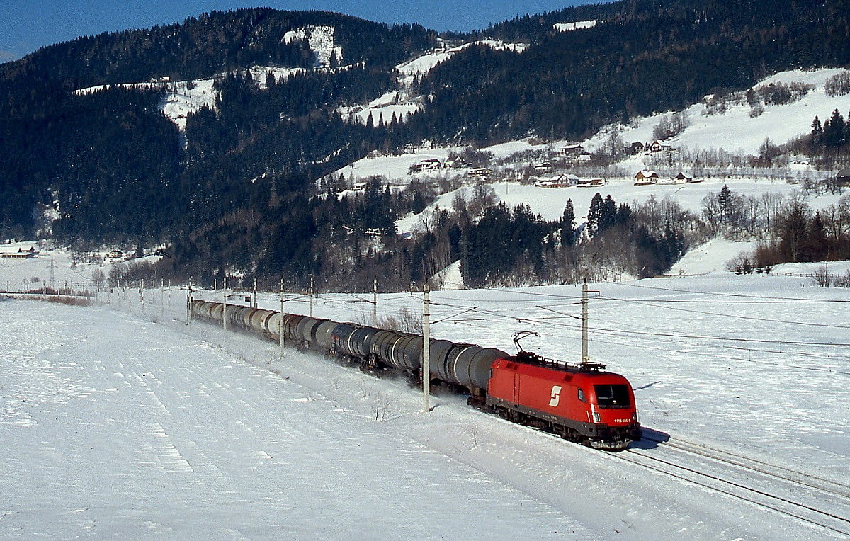 Mit einem Tankkesselwagenzug ist eine 1116 im Februar 2004 bei Trieben unterwegs