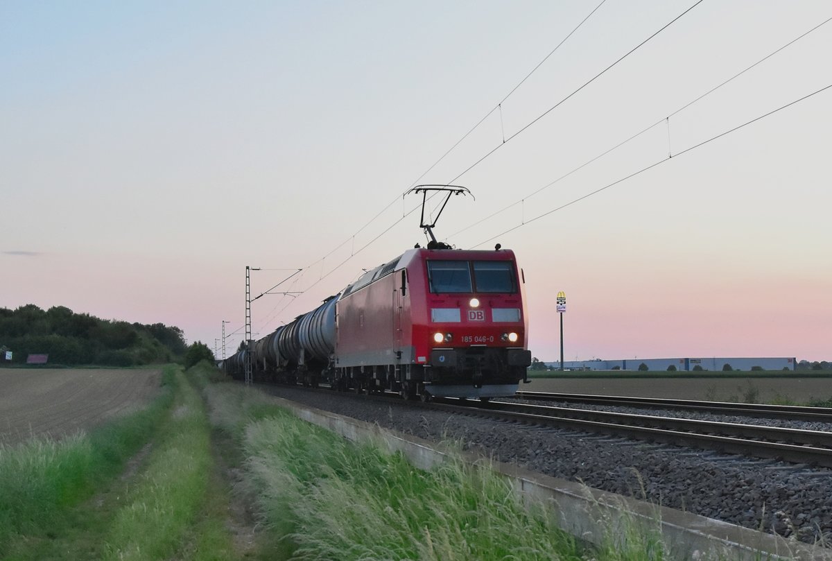 Mit einem Tankzug am Haken kommt am späten Abend des heutigen Tages die 185 046-0 bei Gubberath gen Köln gefahren. 14.5.2018