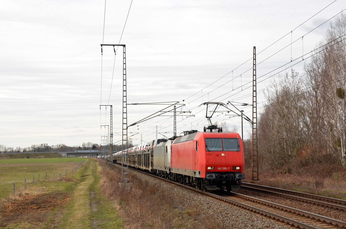 Mit einem Toyota-Autozug der BLG rollte die HSL-Lok 145 090 nebst der Wagenlok 186 262 am 20.03.21 durch Wittenberg-Labetz Richtung Falkenberg(E). 