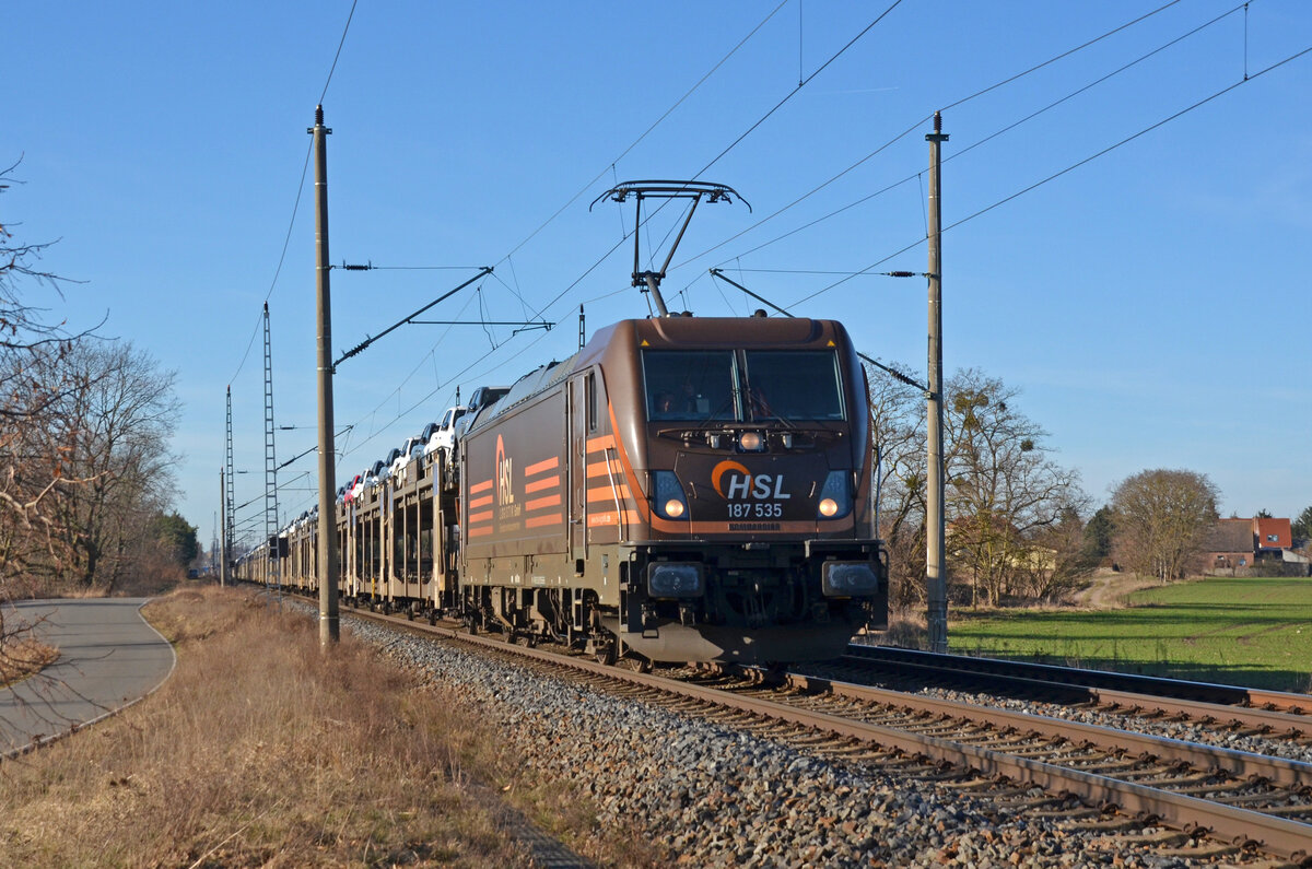 Mit einem Toyota-Zug am Haken rollt 187 535 der HSL am 28.01.24 durch Wittenberg-Labetz Richtung Falkenberg(E). Gruß an den Lokführer!