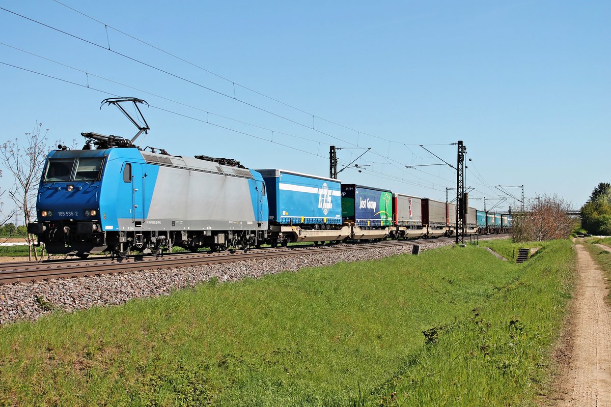 Mit einem  T.T.S. -KLV fuhr am 05.05.2016 die Alpha Trains/Crossrail 185 535-2 in Richtung Schweizer Grenze, als sie an Hügelheim vorbei kam.