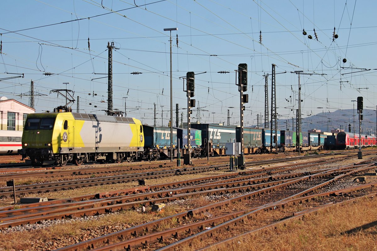 Mit einem  T.T.S. -KLV fuhr am Nachmittag des 18.10.2017 die ATLD/XRAIL 145-CL 031 (145 103-8) über Gleis 4 durch den Badischen Bahnhof von Basel in RIchutng Weil am Rhein. (Fotostandpunkt von öffentlich zugänglichen Parkplatz)