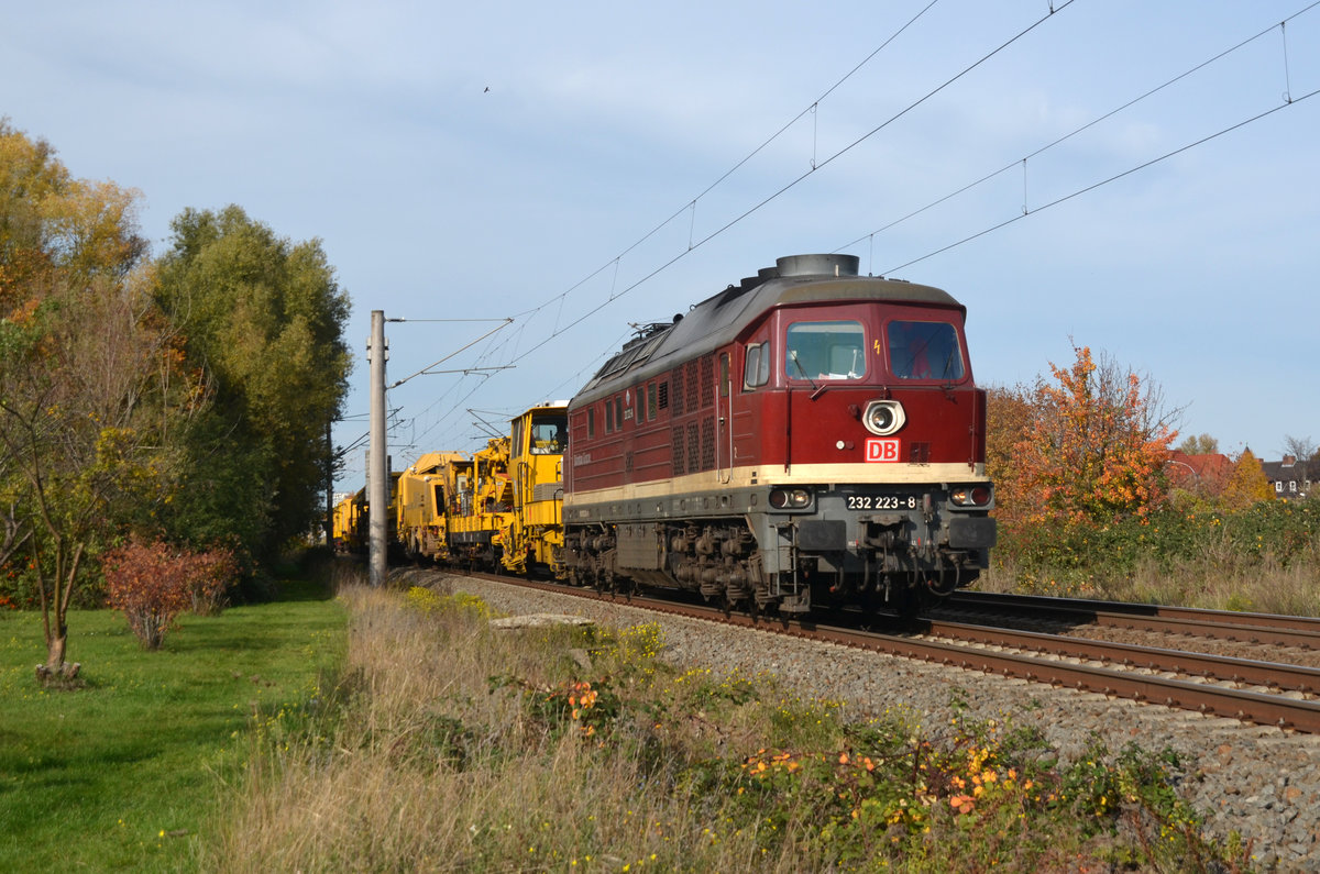Mit einem Umbauzug vom Typ SUM 314 rollte 232 223 der Bahnbaugruppe am 25.10.20 durch Greppin Richtung Bitterfeld. Die Ludmilla brachte ihren Zug von Berlin nach Hof.