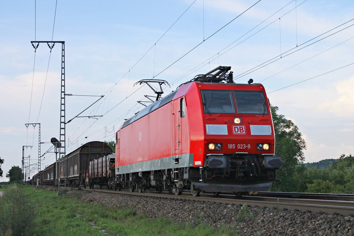 Mit einem umgeleiteten gemischten Güterzug nach Woippy (FR) fuhr am Abend des 07.06.2018 die 185 023-9 nördlich von Müllheim (Baden) über die Rheintalbahn durchs Markgräflerland in Richtung Schweizer Grenze.