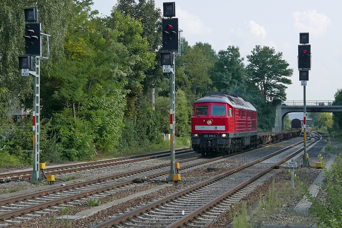 Mit einem umgeleiteten Rheintalbahn-Gterzug fhrt 232 259-2 am 28.08.2017 in den Bahnhof von Biberach (Ri).