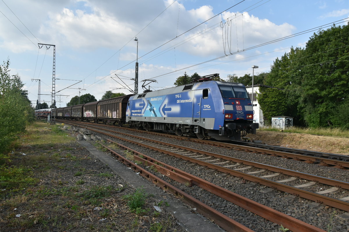 Mit einem VAG Autozug am Haken kommt gestern Abend die 152 127-5 gen Aachen West gefahren. 12.7.2018