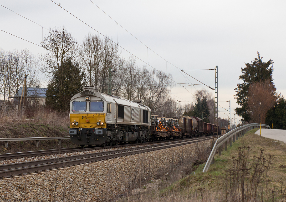 Mit einem vielfältig gemischten Güterzug in Richtung München wurde 247 050-8 am Vormittag des 05.03.16 am Rande Markt Schwabens abgelichtet.