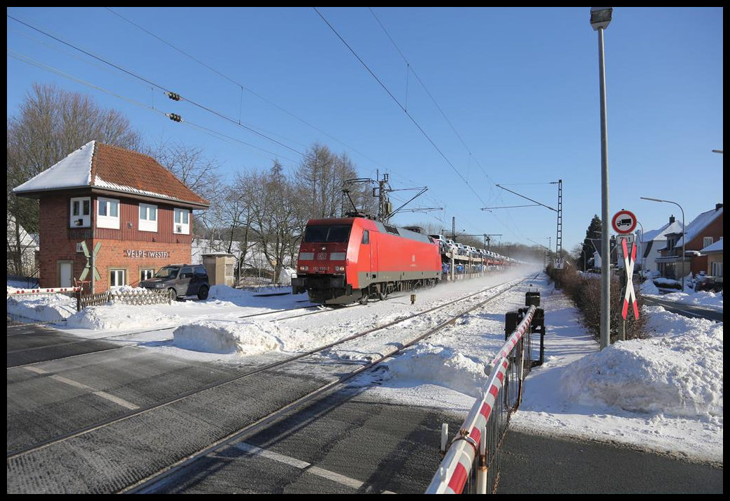Mit einem voll beladenen Autotransport Zug ist passiert hier die DB 152132-7 am 11.2.2021 um 11.22 Uhr das östliche Stellwerk des ehemaligen Bahnhof in Velpe in Richtung Rheine. Das Stellwerk ist noch als Hebelstellwerk in Betrieb!