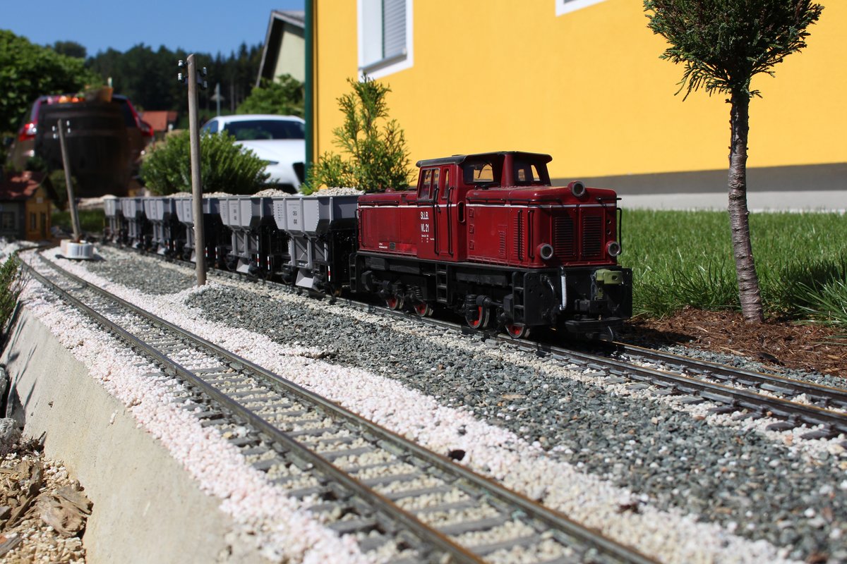 Mit einem vollbeladenen Schotterzug kämpft sich die StLB VL21 am 5.9.2020 vom Schotterwerk in Fassl in Richtung Strauchbach.