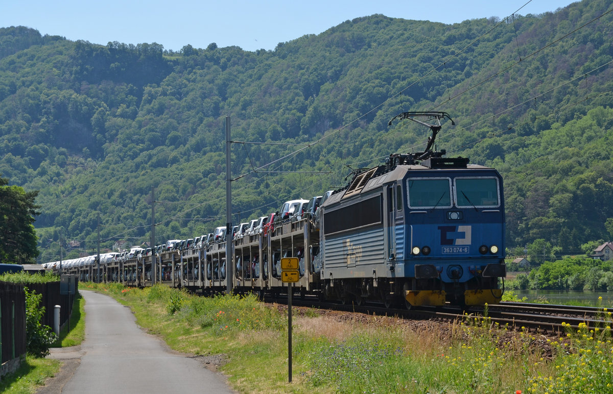 Mit einem vollen Autozug am Haken rollt 363 074 am 14.06.19 durch Usti nad Labem Strekov Richtung Bahnhof Strekov.
