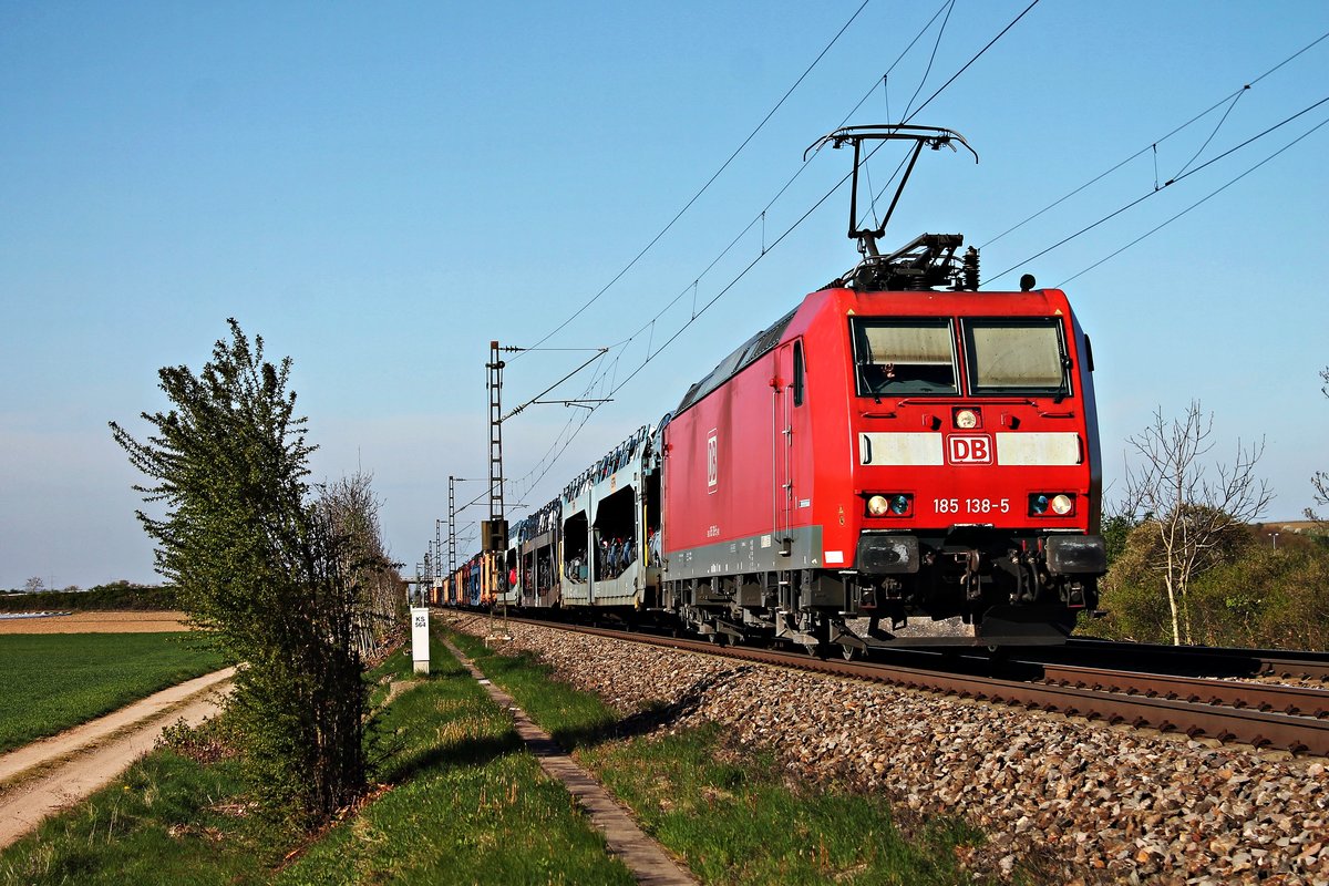 Mit einem vollen Autozug (Mannheim Rbf - Basel Bad Rbf) fuhr am Nachmittag des 07.04.2017 die 185 138-5 bei Hügelheim ihrem Zielbahnhof entgegen, als dieser nur noch wenige Kilometer entfernt war.