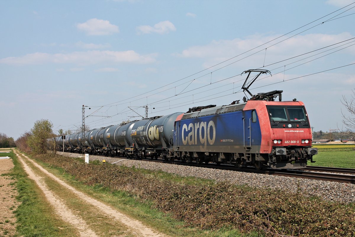 Mit einem vollen  Kerosin -Kesselzug (Kork - Glattbrugg) fuhr am Nachmittag des 09.04.2020 die Re 482 008-0  Ökotrans  südlich von Buggingen über die KBS 702 durchs Rheintal in Richtung Süden.