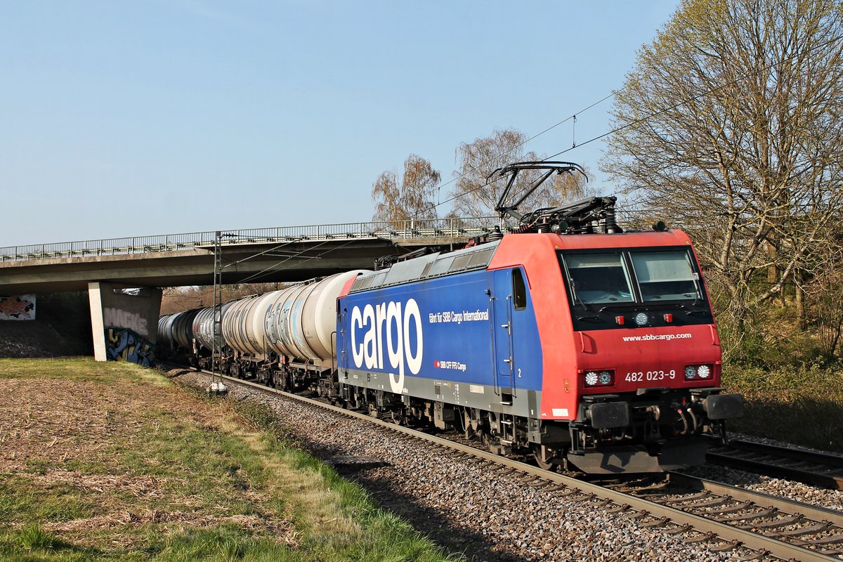 Mit einem vollen Kesselzug in die Schweiz, fuhr am Nachmittag des 27.03.2020 die Re 482 023-9  fährt für SBB Cargo International  bei Kollmarsreute über die KBS 702 durchs Rheintal in Richtung Freiburg (Breisgau).