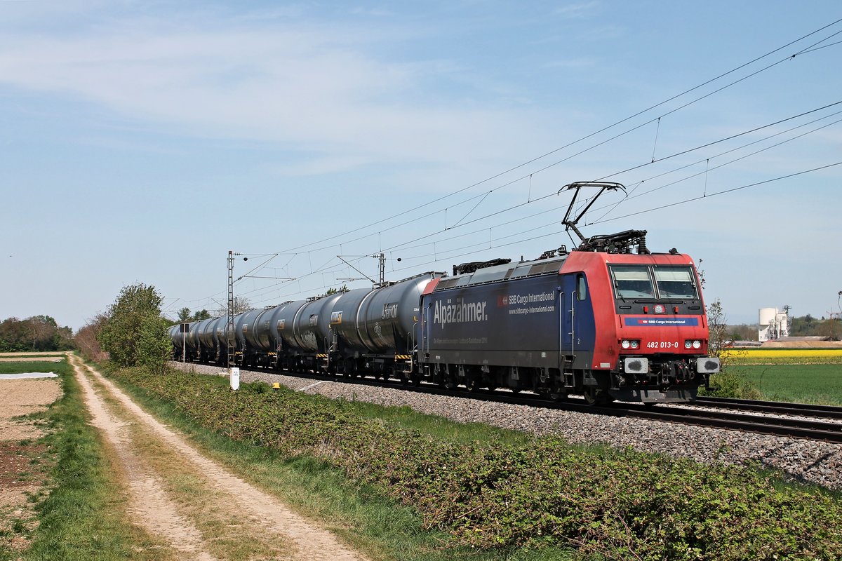 Mit einem vollen Kesselzug in die Schweiz fuhr am Nachmittag des 20.04.2020 die Re 482 013-0  Alpäzähmer  südlich von Buggingen über die Rheintalbahn durchs Markgräflerland in Richtung Müllheim (Baden).