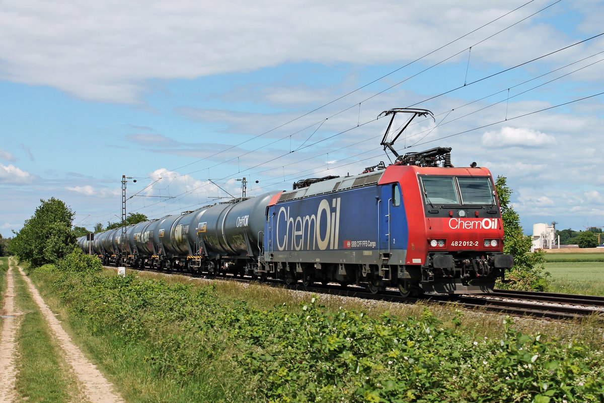 Mit einem vollen Kesselzug in die Schweiz fuhr am Nachmittag des 25.05.2020 die Re 482 012-2  ChemOil  südlich von Buggingen über die KBS 702 durchs Rheintal in Richtung Basel.