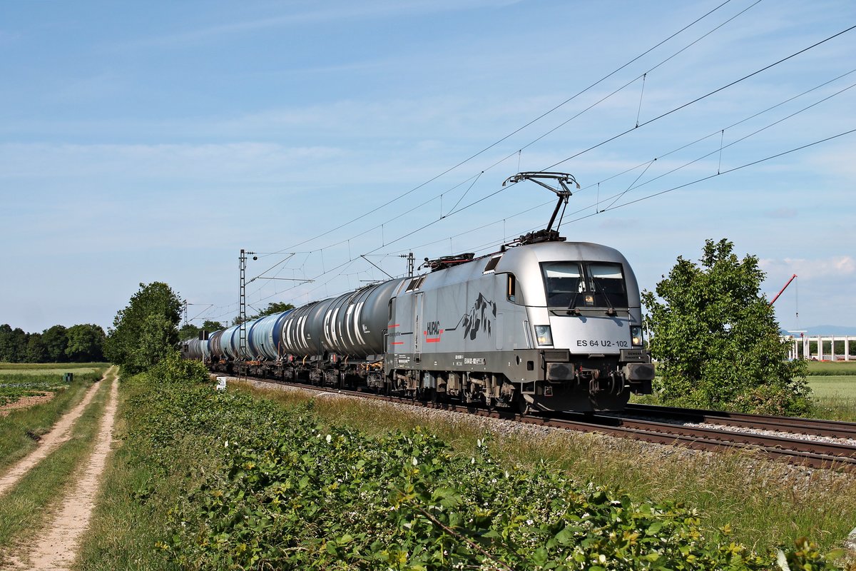 Mit einem vollen Kesselzug in die Schweiz fuhr am späten Nachmittag des 26.05.2020 die HUPAC/WRS ES 64 U2-102 (182 602-3) südlich von Buggingen über die Rheintalbahn durchs Markgräflerland in Richtung Müllheim (Baden).