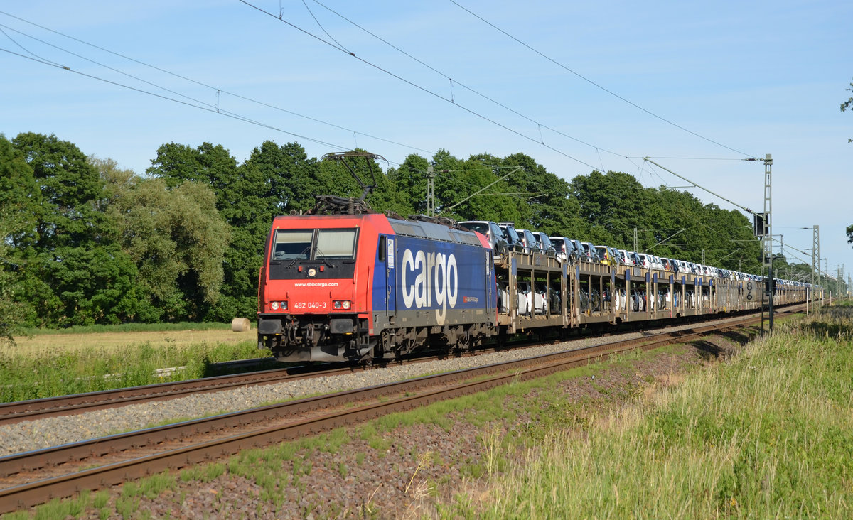 Mit einem VW-Zug am Haken rollte die für HSL fahrende 482 040 am 21.06.17 durch Jütrichau Richtung Magdeburg.