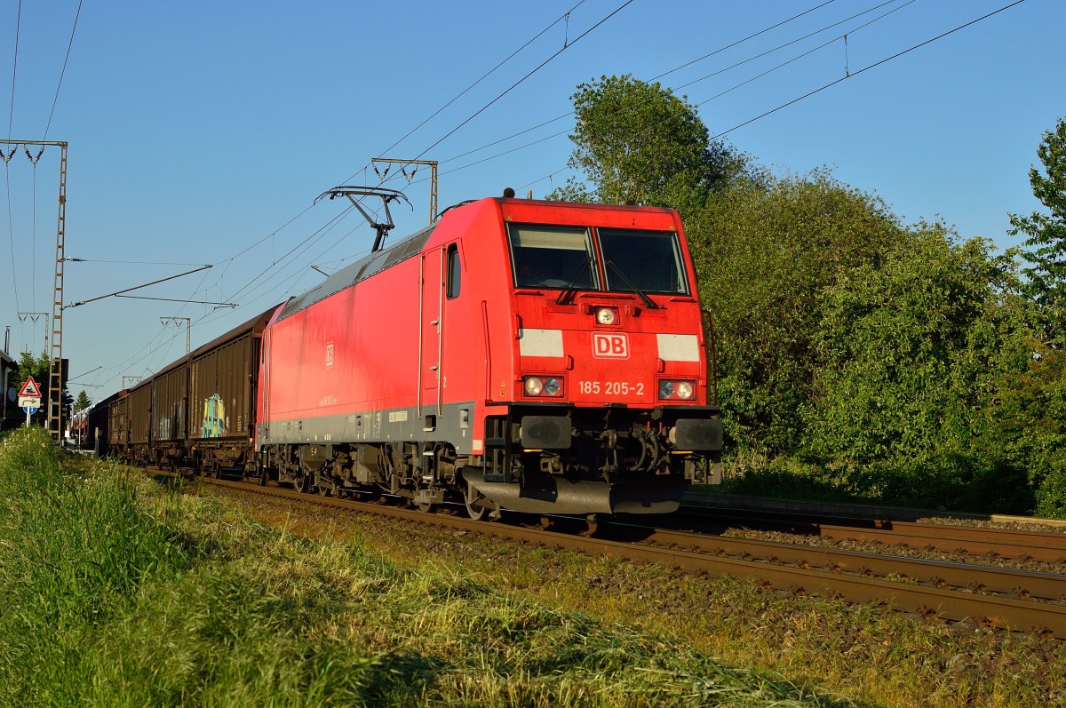 Mit einem VW-Zug am Haken ist die 185 205-2 ebenfalls bei Wickrath Dahler Weg abgelichtet, auf seinem Weg Richtung Aachen West. 16.5.2014