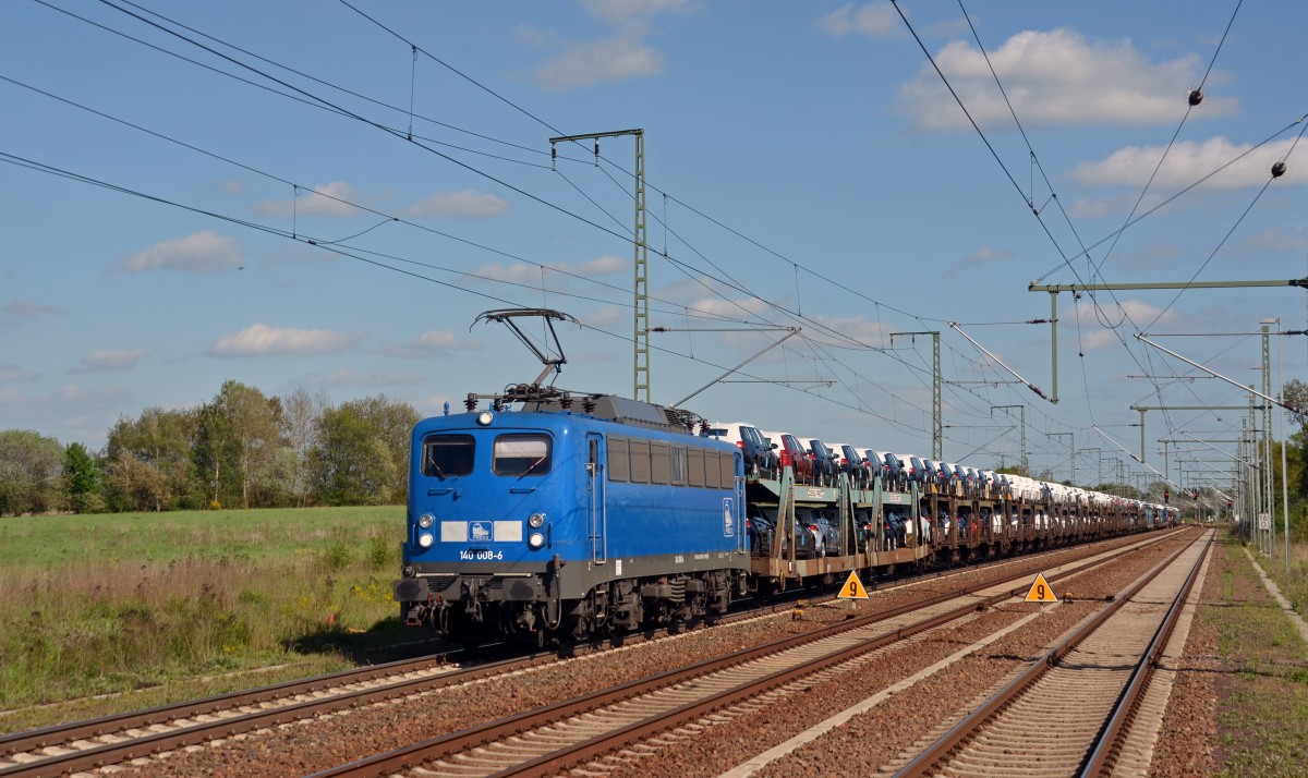 Mit einem VW-Zug aus dem Werk Zwickau durchfährt 140 008 am 10.05.15 Rodleben Richtung Magdeburg.