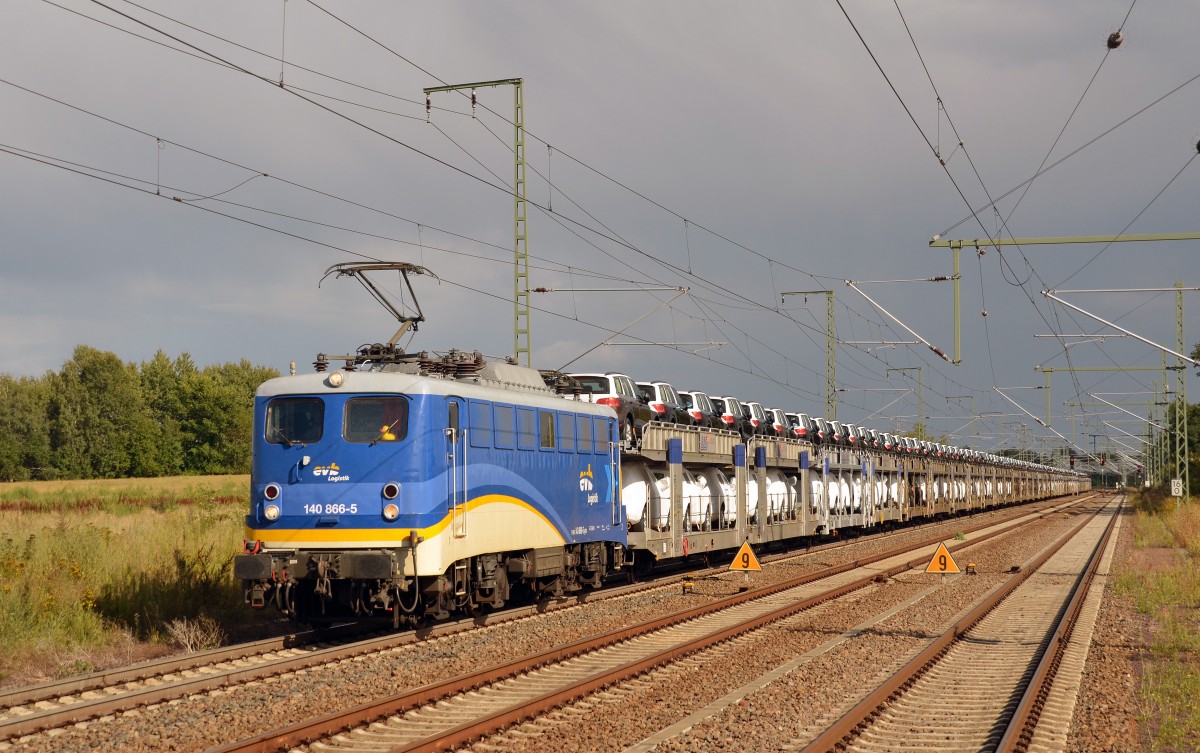 Mit einem VW-Zug rollte 140 866 am 24.08.14 durch Rodleben Richtung Magdeburg.