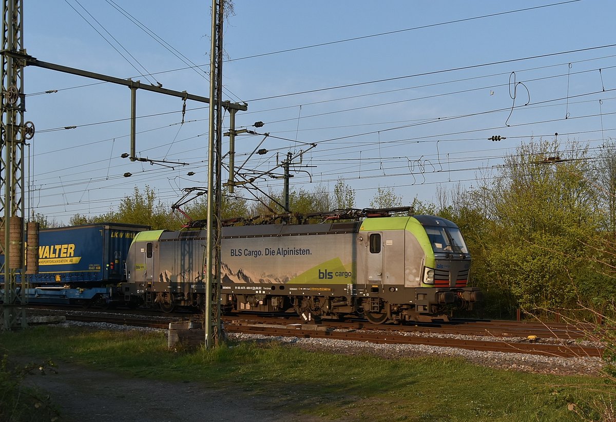 Mit einem Walterzug am Haken kommt die Bls-Cargo 4475 409-9 bei Riedstadt-Goddelau gen Stockstadt fahrend am Sonntag den 14.4.2019https://www.bahnbilder.de/?name=bilder_einzelbearbeiten&bild_id=1142788&backlink=name=bilder_bearbeiten2.0