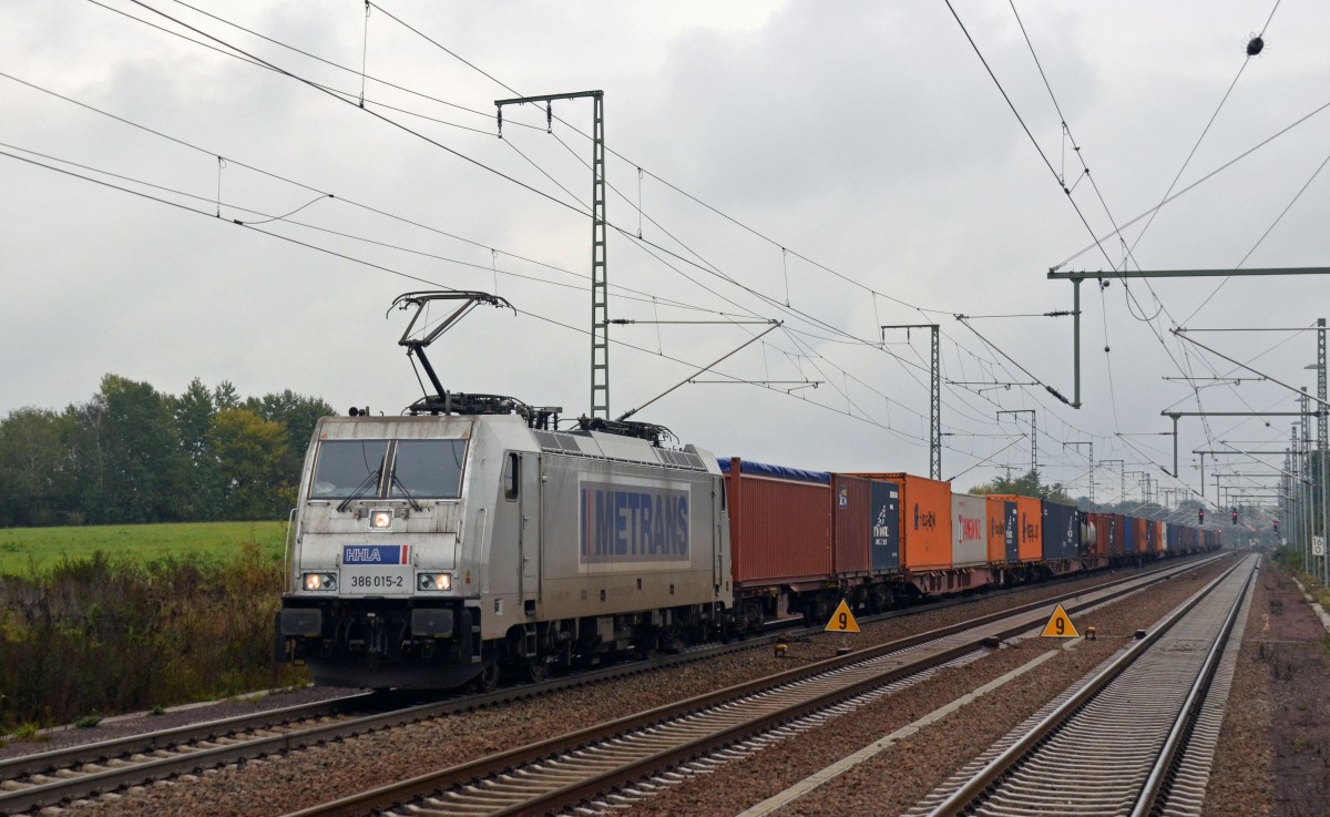 Mit einem weiteren Containerzug passiert 386 015 am 17.10.15 Rodleben Richtung Magdeburg.