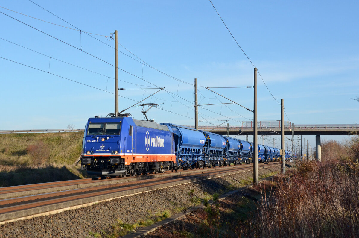 Mit einem weiteren Schwenkdachwagenzug war 185 419 der raildox am 27.11.22 Richtung Halle(S) unterwegs. Hier rollt die Blaue Leine durch Brehna.