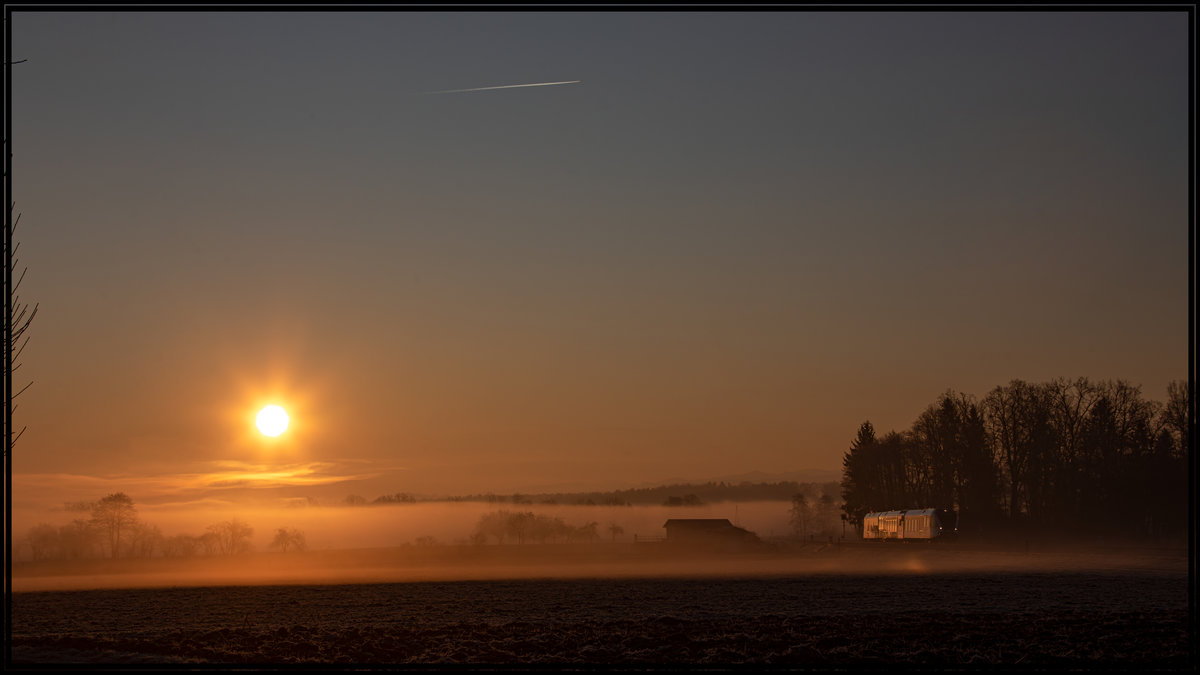 Mit einem wunderschönen Sonnenaufgang rollt dieser GTW 2/8 durch´s nebelige Sulmtal. 
21.01.2020