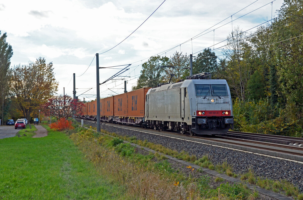 Mit einem ZIH-Containerzug am Haken rollt 185 581 der akiem am 04.11.23 durch Brehna Richtung Bitterfeld.