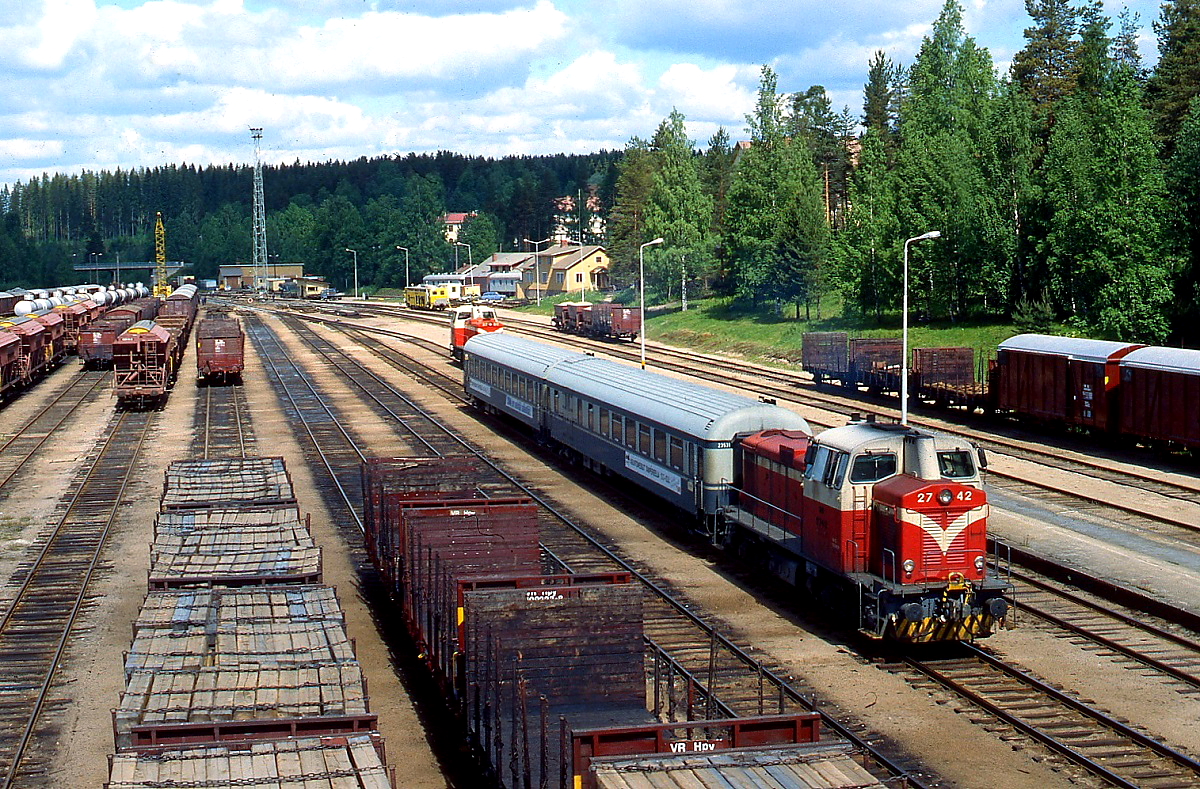 Mit einem zu dieser Zeit klasssischen Personenzug fährt VR Dv12 2742 im Juni 1990 in den Bahnhof Haapamäki ein