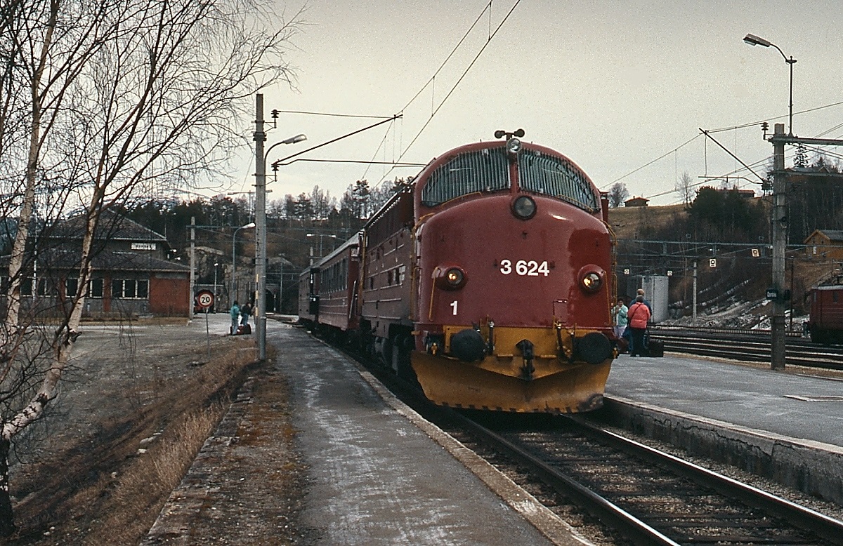Mit einem Zug aus Andalsnes ist die NSB-Di3 624 im Mai 1988 im Bahnhof Dombas an der Dovrebanen Oslo-Trondheim angekommen