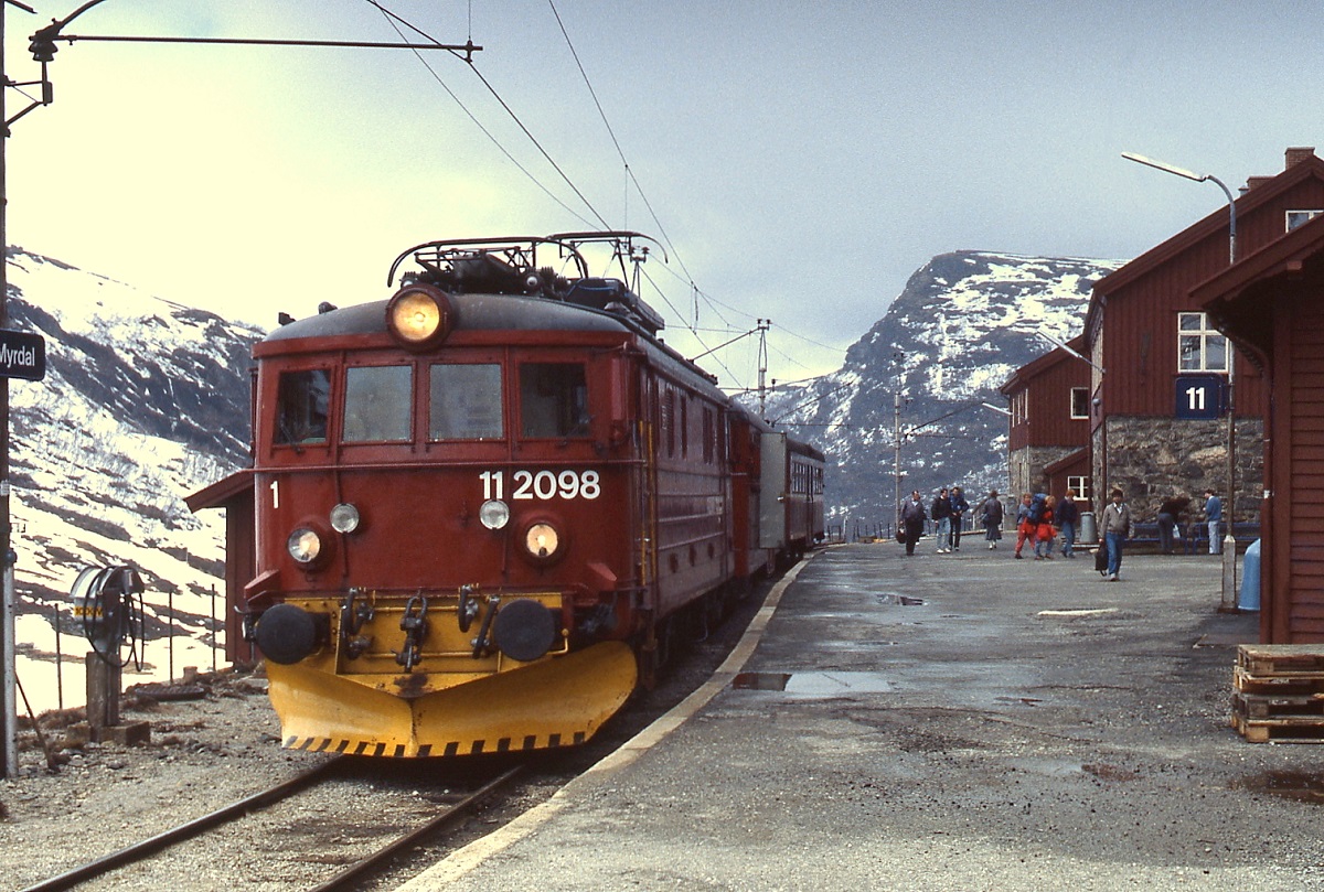 Mit einem Zug aus Flam ist El 11 2098 im Mai 1988 im Bahnhof Myrdal angekommen