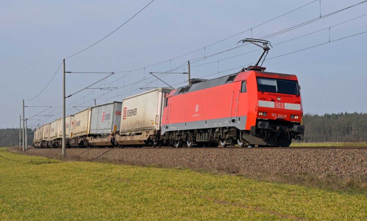 Mit einem Zug des kombinierter Verkehrs durchfährt 152 041 am 17.03.15 Burgkemnitz Richtung Wittenberg.