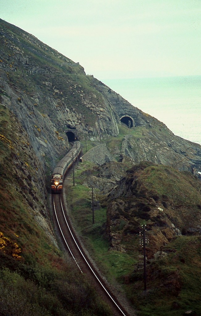 Mit einem Zug von Dublin nach Rosslare umfährt eine Class 071 den Bray's Head (April 1992)