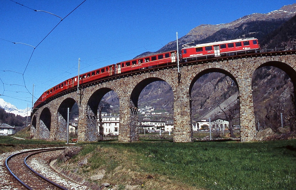 MIt einem Zug von Tirano nach St. Moritz fährt im März 1996 ein unbekannter ABe 4/4 II den bekannten Kehrviadukt bei Brusio hinauf