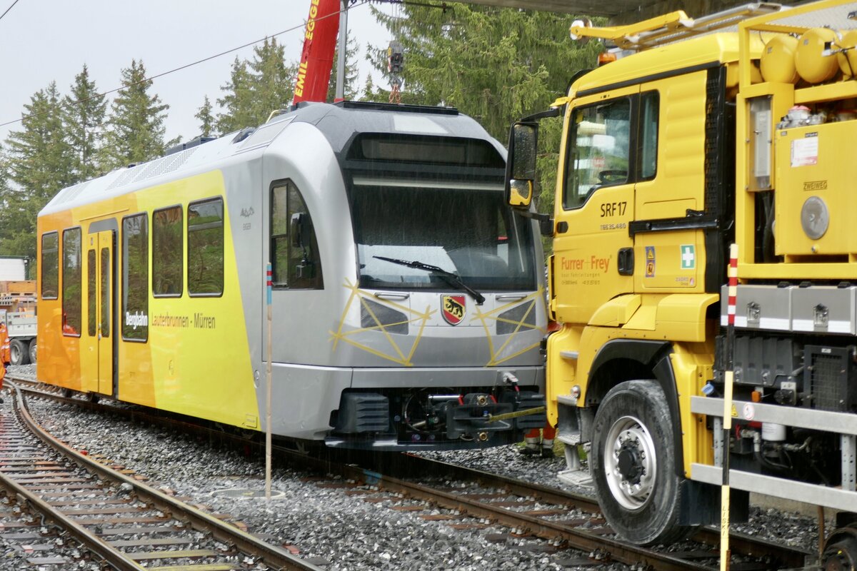 Mit einem Zweiwege-LKW wird der Be 4/6 101  Eiger  am 13.5.24 in den Bahnhof Winteregg gezogen.