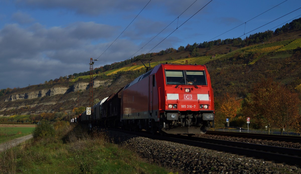 Mit einen gemischten Gterzug ist die 185 316-7 am 24.10.13 Richtung Wrzburg unterwegs.