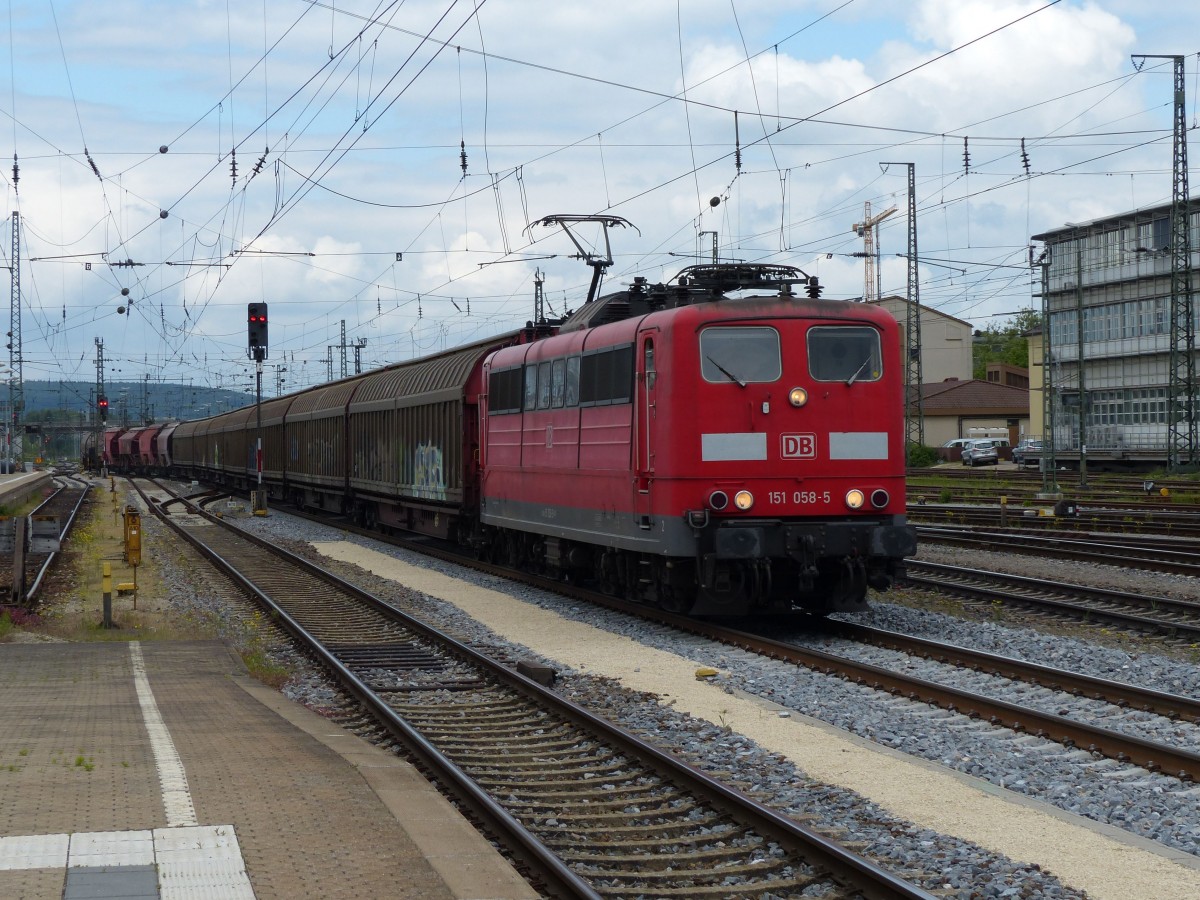 Mit einen gemischten Güterzug am Haken fährt 151 058 am 15.05.2014 durch den Regensburger Hauptbahnhof.