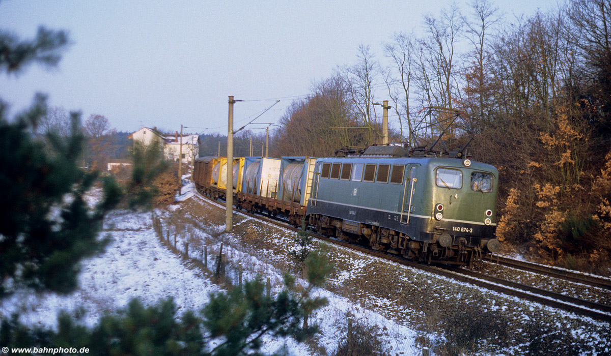 Mit einen Güterzug legt sich die grüne 140 674-3 bei Hagenbüchach in die Kurve. Diese Szene konnte ich am 22. Januar 1992 ablichten.