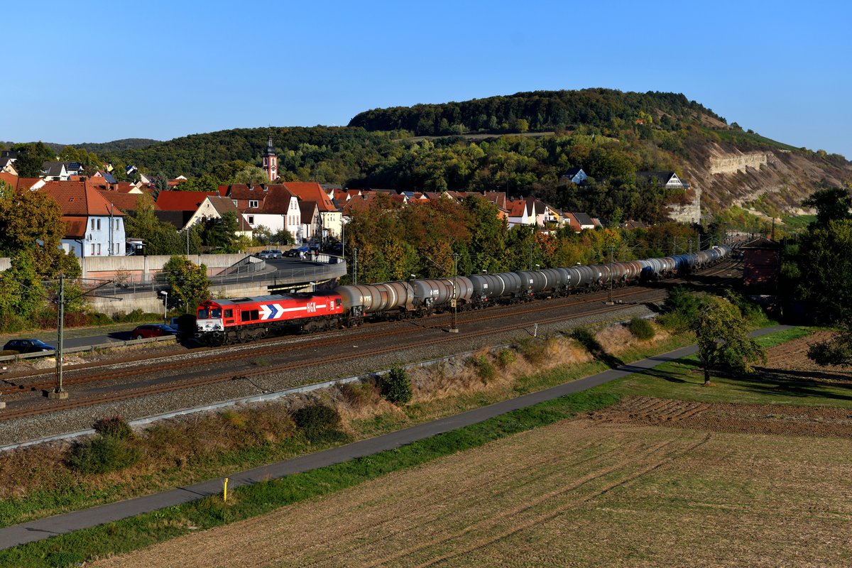 Mit einen Kesselwagenzug dröhnte die RheinCargo 266 068 am Abend des 30. September 2018 durch das Maintal und konnte von mir bei der Durchfahrt des Bahnhofs Retzbach-Zellingen fotografiert werden.