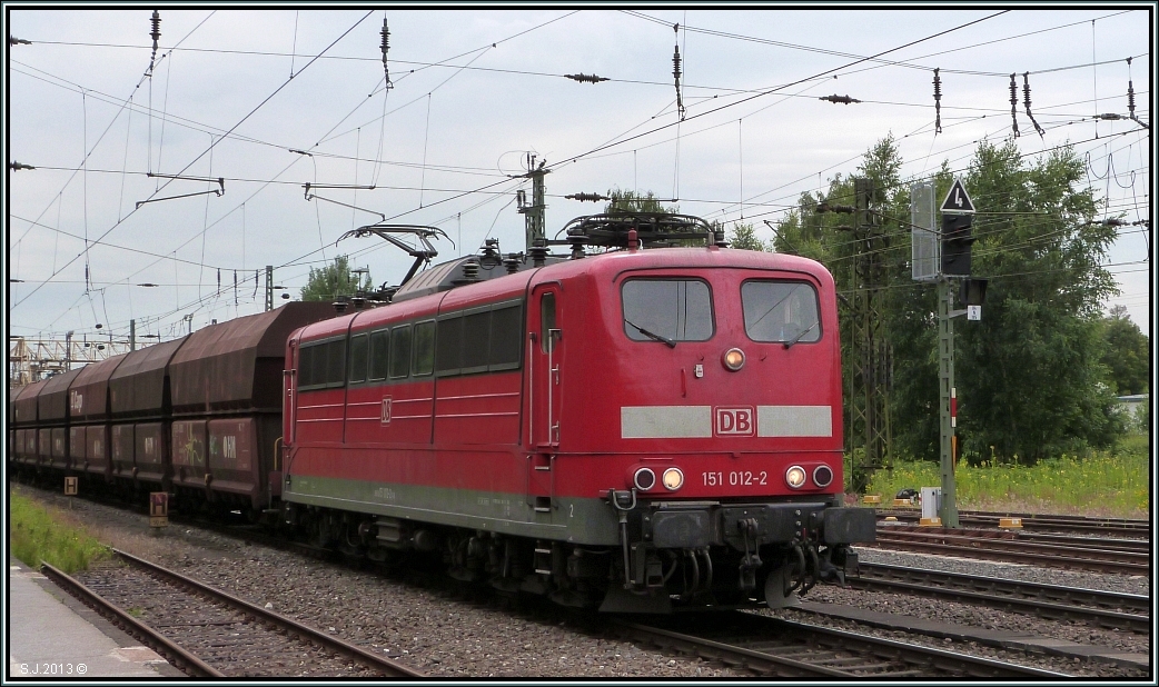 Mit einen Kohlezug am Haken unterwegs bei Duisburg Wedau. Die 151 012-2 als Zugpferd.Bildlich festgehalten im Sommer 2012.