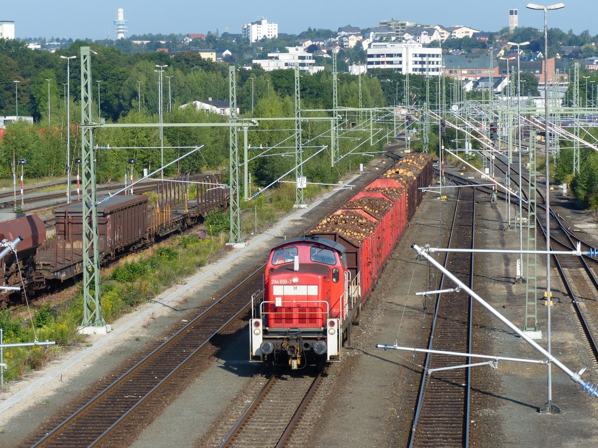 Mit einen kurzen Holzzug am Haken fährt 294 650 am 08.08.2014 durch Hof.