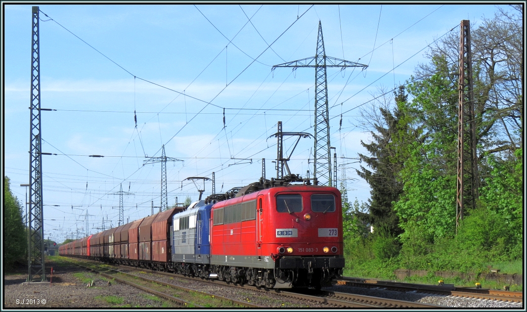 Mit einen langen Kohlezug am Haken fhrt dieses Doppelgespann der RBH mit 2 x 151
durch Lintorf bei Ratingen. Aufnahme Anfang Mai 2013.