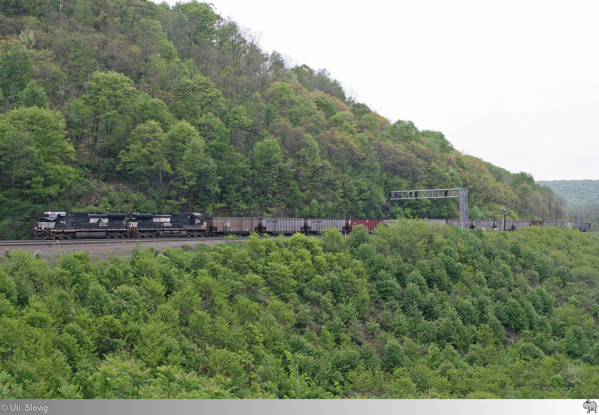 Mit einen Schüttgutwagenzug sind am 19. Mai 2018 die Norfolk Southern Loks 9442 (GE C40-9W) und 9710 (GE C44-9W) bei der berühmten Hufeisenkurve (Horseshoe Curve) in der nähe von Altoona, Pennsylvania unterwegs. 