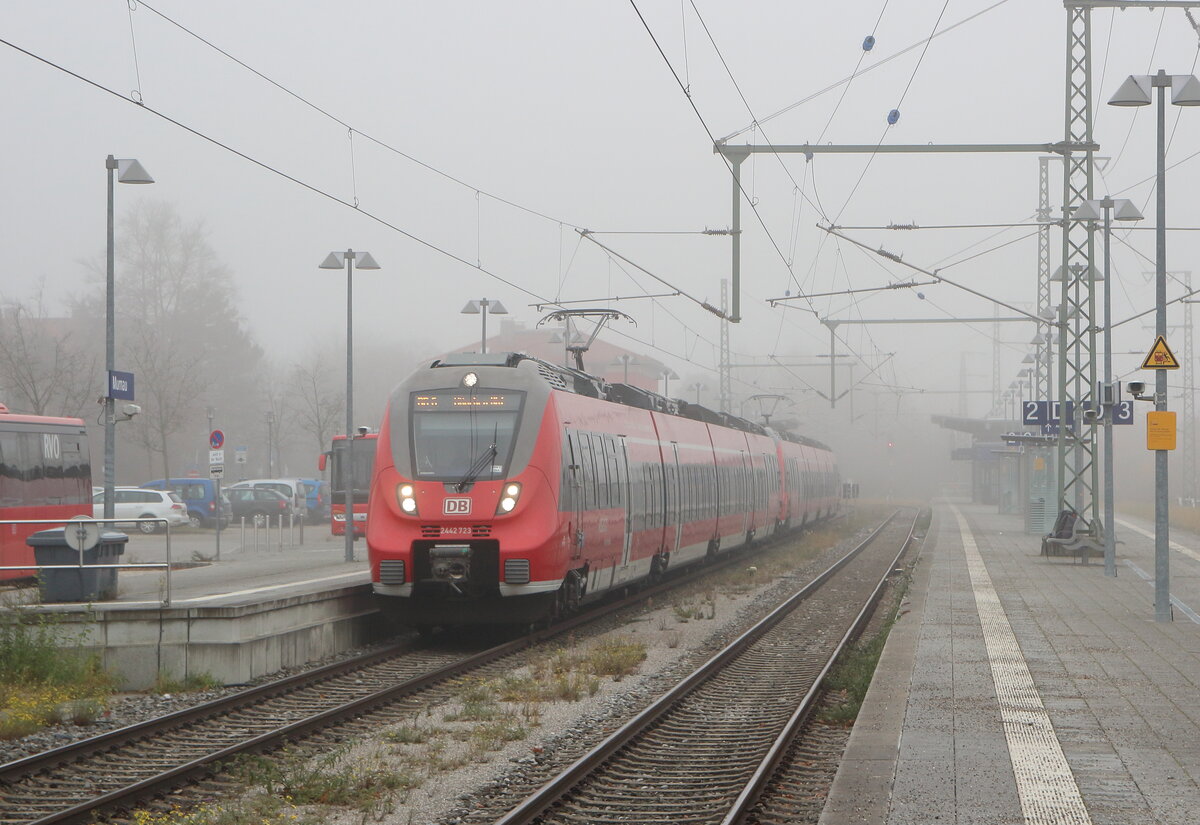 Mit eingeschaltetem Fernlicht verlässt 2442 723 in Doppeltraktion den Bahnhof Murnau als RB6 (Garmisch Partenkirchen - München Hbf).

Murnau, 20. November 2021