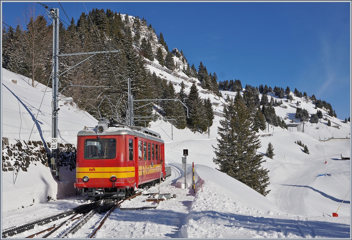 Mit einigen Eisenzapfen verziert, verlässt der TPC BVB BDeh 2/4 25 den Bahnhof Bouquetins Richtung Col de Bretaye. 

12. März 2019 