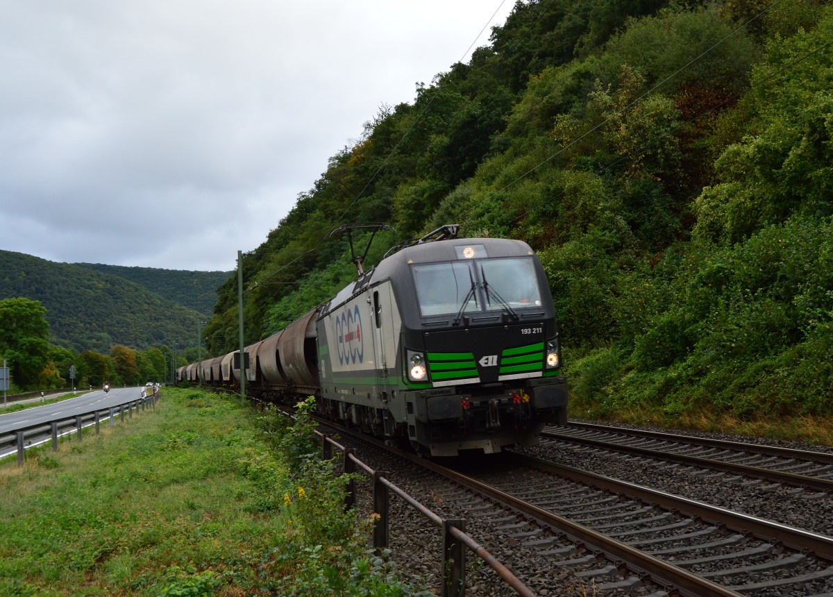 Mit einigen Getreidewagen im Nacken kommt die 193 211 von ecco hier zwischen Bacherach und Oberwesel rheinabwärts fahrend vor die Linse.16.8.2015