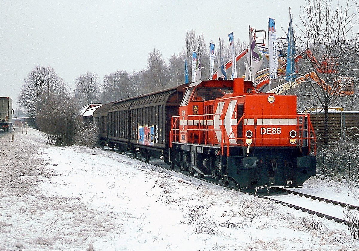 Mit einigen Güterwagen macht sich DE 86 der HGK Köln am 17.12.2010 auf den Rückweg vom Stürzelberger Hafen in Richtung Nievenheim