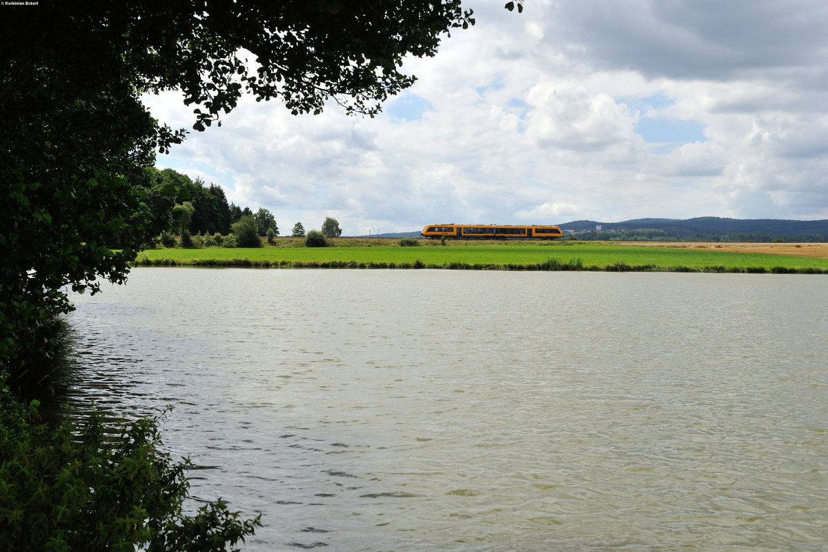 Mit einiger Verspätung haben die neuen Triebwagen der Oberpfalzbahn dann doch ihren Weg in die Oberpfalz gefunden und pendeln seitdem auf der Relation Regensburg - Marktredwitz, dass bereits in Oberfranken liegt. Am 30.07.2016 war ein einzelner Triebwagen Richtung Marktredwitz bei Oberteich unterwegs.